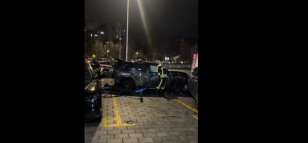 Aksidenti i rëndë në Prishtinë, polica: Shoferi humbi drejtimin, u përplas me 8 vetura të parkuara
