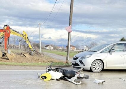 Aksident mes motoçikletës me dy persona dhe veturës në Gjakovë, policia jep detaje (PAMJE)