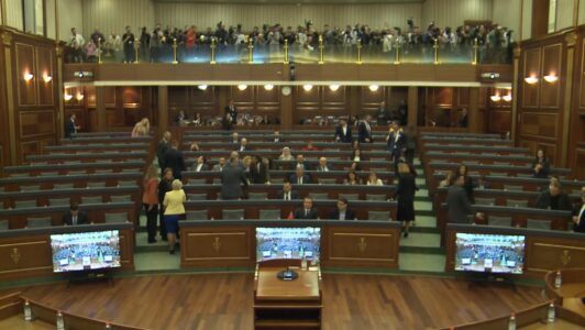 Albin Kurti arrin në sallën e Kuvendit