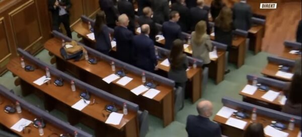 Lista Serbe e lëshoi sallën kur po intonohej himni i Kosovës