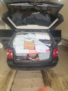 Sekuestrohen mbi 33 mijë euro mallra në Vërmicë, një i dyshuar në mbajtje