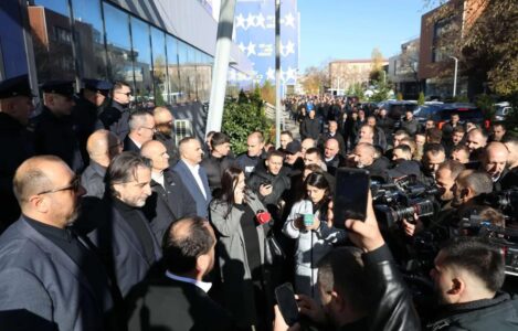 “Bllokada vazhdon” – kryeqyteti nis përsëri ankesat për Kurtin e Muratin lidhur me buxhetin e Prishtinës