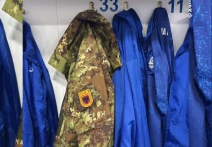 Futbollisti i Prishtinës së Re shkon në stërvitje me uniformën e UÇK-së