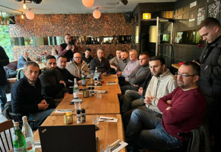 Familjarët e ish-krerëve të UÇK-së ndjekin marshin nga Haga