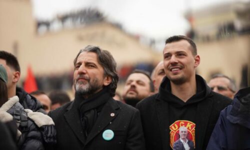 Rama ndan foto me Endrit Thaçin nga Marshi për Drejtësi: Të bashkuar për drejtësi, shtet e për kombin tonë