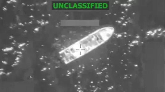 Forcat amerikane sulmojnë motoskafin e dyshuar për trafik droge në Paqësor, vriten 3 persona