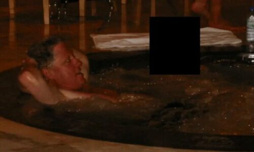 Clinton pyetet për foton në vaskë me ujë të ngrohtë, thotë se nuk dinte “asgjë” për krimet e Jeffrey Epstein