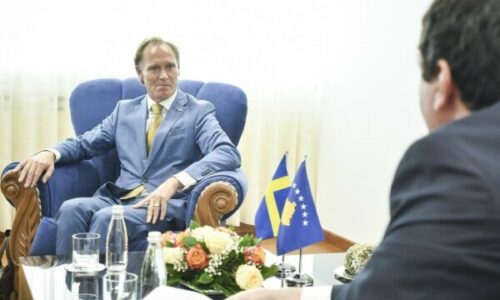 Ambasadori suedez i përgjigjet Kurtit: Integrimi i arsimit e shëndetësisë serbe në sistemin e Kosovës përmes dialogut të Brukselit
