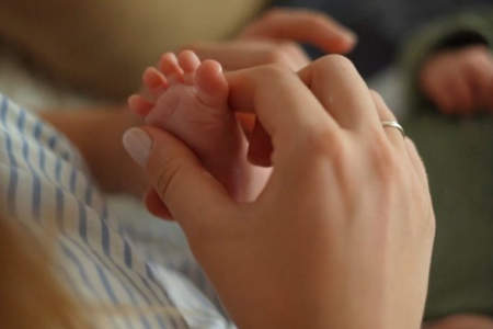 Për 13 vjet lindën mbi 306 mijë fëmijë, 71 prej nënave ishin 65-vjeçare