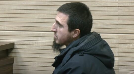 Lirohet nga akuza arsimtari që akuzohej se hodhi flamurin dhe plisin në mbeturina