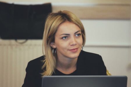 Pas arrestimit të ish-shefes së kabinetit të Ramosajt, Kuçi: Në AAK s’ka mbetë as edhe një pikë idealizmi