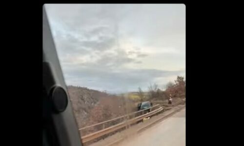 Aksident në Dollc, vetura përfundon jashtë rrugës (VIDEO)