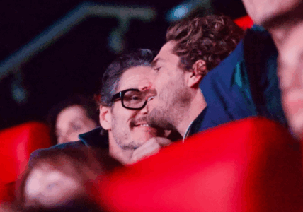 Dy meshkuj bashkë në kinema, shtohen dyshimet se aktori i njohur është në një lidhje të re