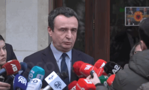 Kurti vizitoi mbrëmë bacën Rifat – A u propozua dikush nga familja Jashari për President? – Ja si përgjigjet Albin Kurti