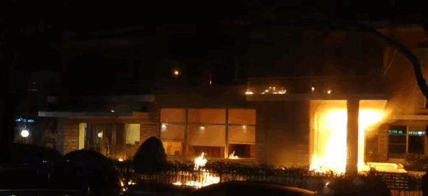 Ish-vila e Enver Hoxhës në flakë, 25 persona ishin brenda, shumica amerikanë