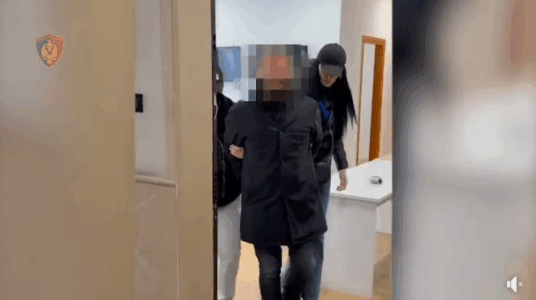 Arrestohet gazetari në Tiranë, mori 5 mijë euro për të fshirë shkrime pas shantazhit ndaj një zyrtari (Video)
