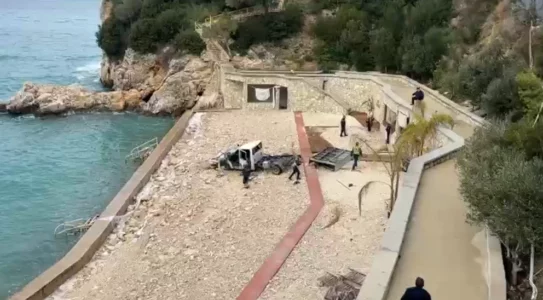 Kamioni del nga rruga dhe përfundon te bregdeti i Vlorës, shoferi në gjendje të rëndë