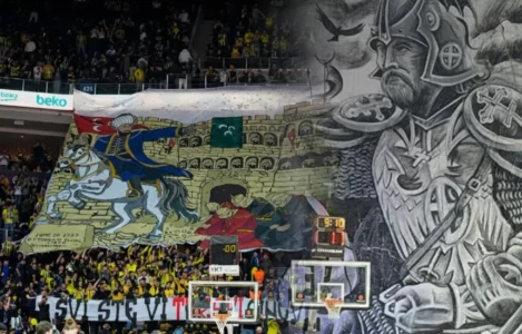 Tifozët e Fenerbahçes i kundërpërgjigjen Partizanit për Betejën e Kosovës: Jeni të gjithë turq