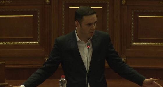 Abdixhiku: S’mund të pranohet që buxheti të diskutohet brenda tri orëve, le të jetë edhe i zoti i shtëpisë këtu