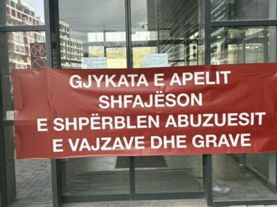 Aksioni te Apeli, vendoset mbishkrimi “Gjykata e Apelit shfajëson e shpërblen abuzuesit e vajzave dhe grave”