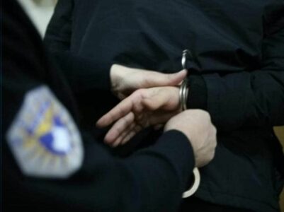 U kap me 10 qese drogë, arrestohet një person në Mitrovicë