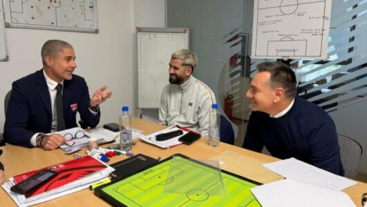 Silvinjo dhe stafi teknik ndjekin nga afër lojtarët kuqezi në përgatitjet për ndeshjen e “play-off”-it ndaj Polonisë