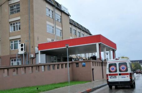 Kjo është gjendja shëndetësore e burrit që u godit nga i biri me sëpatë