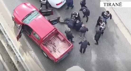 Aksion si në filma i policisë shqiptare, momenti kur kapet një person në mes të rrugës