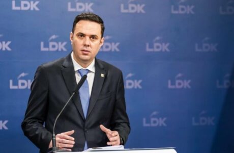 Abdixhiku i reagon Isa Mustafës: Jo me ata që nuk e pranojnë se çdo kohë ka një fund