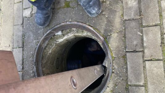 Një person bie në pusetë, shpëtohet nga zjarrfikësit e Gjakovës