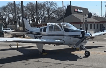 Avioni rrëzohet në mes të rrugës, pamje tronditëse nga ulja emergjente (VIDEO)