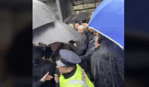 Policia arreston të moshuarin që po protestonte kundër shtrenjtimit të çmimit të rrymës