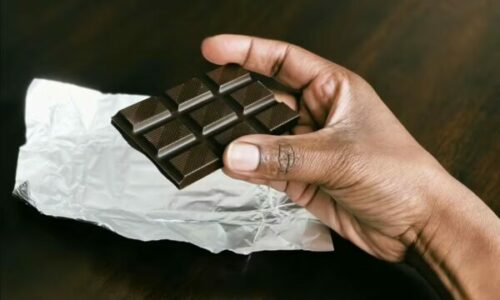 Çokollata e zezë, “ilaç” për zemrën – por me masë