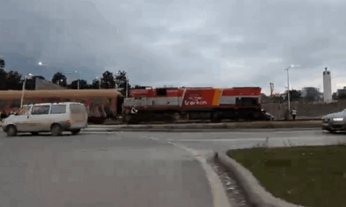 Aksident mes trenit dhe veturës në Prishtinë, lëndohet një person-Policia jep detaje