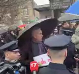 Eskalon protesta, Policia tenton të arrestojë një qytetar – pengohet nga pjesëmarrësit