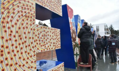 5 mijë emblema të UÇK-së i vendosen NEWBORN-it në Ditën e Pavarësisë