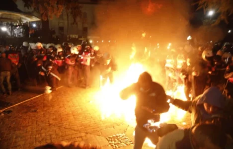 Protesta e PD-së përpara kryeministrisë, molotovë dhe fishekzjarrë drejt godinës e policisë – arrestohen 21 persona