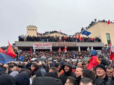 Qytetarët mbushin sheshin “Skenderbeu”, fillon marshi “Drejtësi, jo politikë” për çlirimtarët