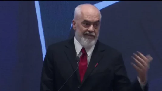 Rama e thotë për herë të parë: Vjosa Osmani u kërcënua për dy vjet, prokurorët donin t’i thyenin zyrën se me demek do gjenin prova për krime kundër njerëzimit