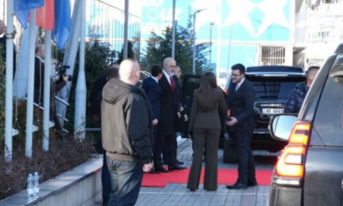 Rreth një orë bisedë, përfundon takimi i Kurtit me Ramën pa konferencë për media