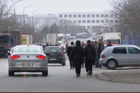 Gjobiten 15 shitës ilegalë në tregun e veturave në Prishtinë