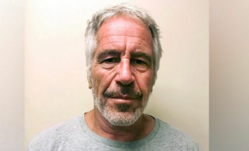 Publikohen pamjet kur rojet gjejnë Jeffrey Epstein të pajetë në qeli (VIDEO)