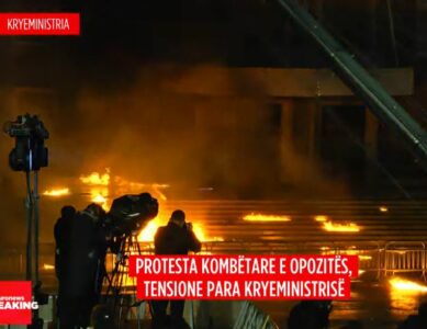 Tensione në protestë, molotovë dhe flakadanë në drejtim të Kryeministrisë