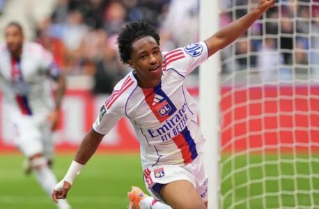 Barcelona përgatit 60 milionë euro për yllin 20 vjeçar të  Lyonit