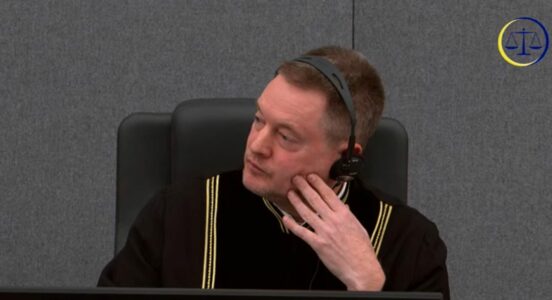 Gjykatësi Barthe nis i pari pyetjet, mbrojtja e Thaçit dhe Veselit përgjigjen: Ligji parasheh se mund të arrestohen persona që shihen si rrezik i sigurisë