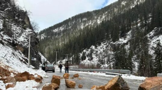 Rrëshqitje gurësh në rrugën Pejë-Rugovë, vështirësohet qarkullimi
