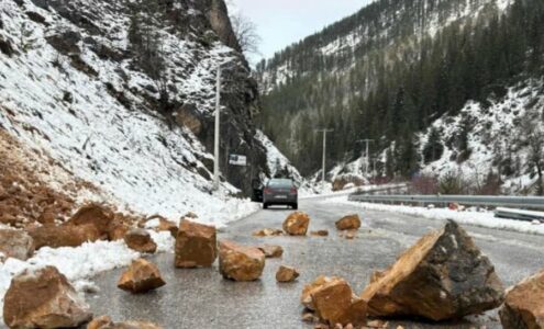 Policia me apel urgjent: Kujdes në rrugën Pejë-Rugovë, rrezik nga shembja e gurëve