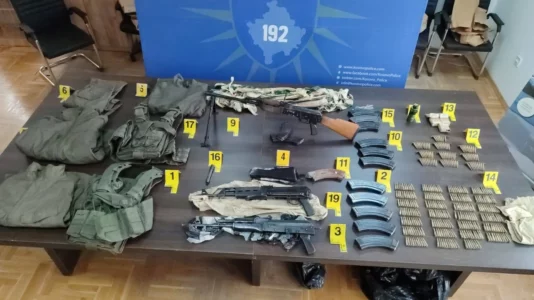 Policia e Kosovës në veri gjen sërish armë, antiplumb ushtarak, municion dhe mjete të tjera ilegale