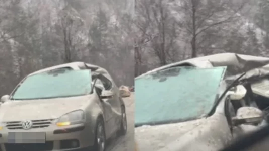 Bie mbi veturë një guri i madh në rrugën Pejë-Kuqishtë