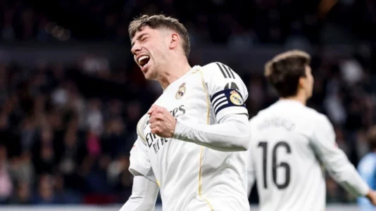 Real Madridi e “shpartallon” Sociedadin dhe merr “timonin” e La Liga-s